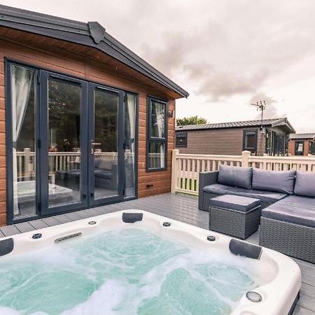 The Serenity Lodge With Hot Tub York Exterior foto