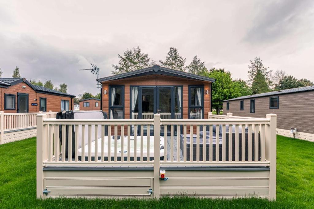 The Serenity Lodge With Hot Tub York Exterior foto
